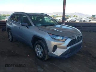 2021 Toyota RAV4 LE z VIN 2T3H1RFV1MC093430, wystawiony jako IAAI lot #42843089 z przebiegiem 136 510 mil mil oraz . Historia ofert i sprzedaży dostępna na DreamBid. Obrazek 1.