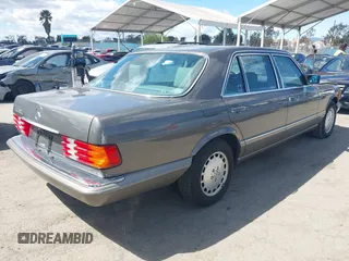 1991 Mercedes-Benz 420 Series 420SEL with VIN WDBCA35E0MA580834, listed as a IAAI auction lot 41949794 with 30,413 mi miles. Bid and sale history available at carsss.com. Image 4.
