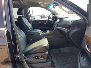 2017 Cadillac Escalade z VIN 1GYS3AKJ4HR338806, wystawiony jako IAAI lot #41941193 z przebiegiem 119 865 mil mil oraz . Historia ofert i sprzedaży dostępna na DreamBid. Obrazek 5.
