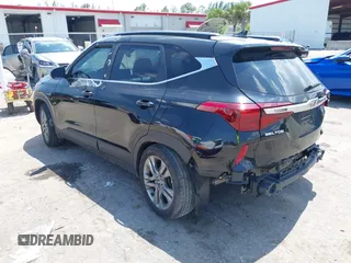 2023 Kia Seltos S z VIN KNDEU2AA4P7371547, wystawiony jako IAAI lot #42242913 z przebiegiem 35 374 mil mil oraz . Historia ofert i sprzedaży dostępna na DreamBid. Obrazek 3.