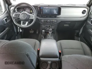 2024 Jeep Wrangler Sahara z VIN 1C4RJXP64RW226978, wystawiony jako Copart lot #58173745 z przebiegiem 31 841 mil mil oraz Czysty tytuł • Clean title. Historia ofert i sprzedaży dostępna na DreamBid. Obrazek 8.