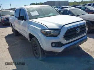 2021 Toyota Tacoma SR z VIN 3TYAX5GN6MT016452, wystawiony jako IAAI lot #41816457 z przebiegiem 30 617 mil mil oraz . Historia ofert i sprzedaży dostępna na DreamBid. Obrazek 1.
