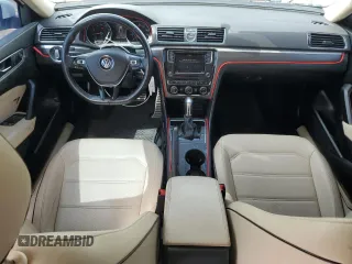 2017 Volkswagen Passat R-Line z VIN 1VWDT7A38HC052171, wystawiony jako Copart lot #55157965 z przebiegiem 82 371 mil mil oraz Szkoda całkowita • Salvage title. Historia ofert i sprzedaży dostępna na DreamBid. Obrazek 8.