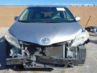 2011 Toyota Sienna XLE AAS with VIN 5TDYK3DC2BS153417, listed as a IAAI auction lot 41685324 with 158,195 mi miles. Bid and sale history available at carsss.com. Image 13.