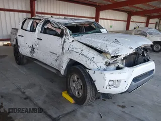 2015 Toyota Tacoma PreRunner z VIN 3TMJU4GN3FM184664, wystawiony jako IAAI lot #41465215 z przebiegiem 138 345 mil mil oraz . Historia ofert i sprzedaży dostępna na DreamBid. Obrazek 1.