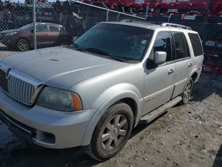 2005 Lincoln Navigator Luxury with VIN 5LMFU28535LJ01574, listed as a IAAI auction lot 41453324 with 197,935 mi miles. Bid and sale history available at carsss.com. Image 2.