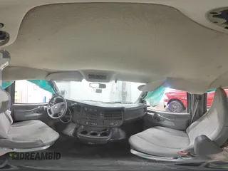 2017 Chevrolet Express Passenger LT z VIN 1GAZGPFG2H1340071, wystawiony jako Copart lot #48771005 z przebiegiem 131 966 mil mil oraz Szkoda całkowita • Salvage title. Historia ofert i sprzedaży dostępna na DreamBid. Obrazek 16.