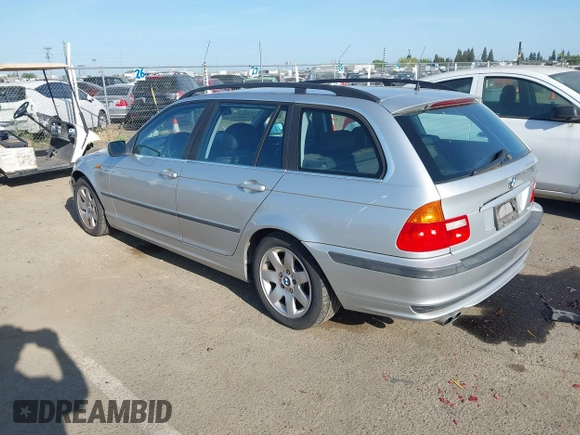 2003 BMW 3 Series 325xi with VIN WBAEP334X3PF03113, listed as a IAAI auction lot 42076463 with 220,723 mi miles. Bid and sale history available at carsss.com. Image 3.