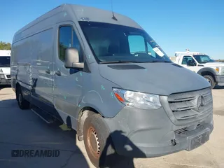 2019 Mercedes-Benz Sprinter Cargo z VIN WD4PF1CD7KP128348, wystawiony jako IAAI lot #40745607 z przebiegiem 104 971 mil mil oraz . Historia ofert i sprzedaży dostępna na DreamBid. Obrazek 1.