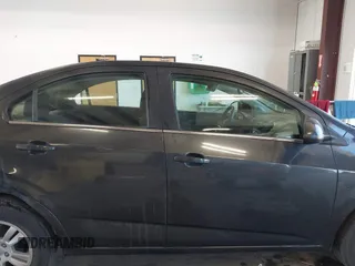 2014 Chevrolet Sonic LT z VIN 1G1JC5SH2E4199864, wystawiony jako IAAI lot #42370631 z przebiegiem 59 781 mil mil oraz . Historia ofert i sprzedaży dostępna na DreamBid. Obrazek 13.