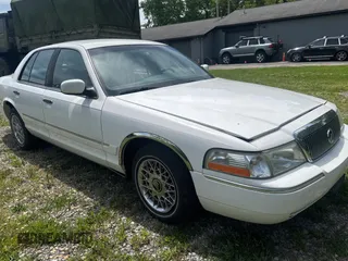 2000 Mercury Grand Marquis GS z VIN 2MEFM74W2YX675365, wystawiony jako Copart lot #58024375 z przebiegiem 35 499 mil mil oraz Czysty tytuł • Clean title. Historia ofert i sprzedaży dostępna na DreamBid. Obrazek 1.