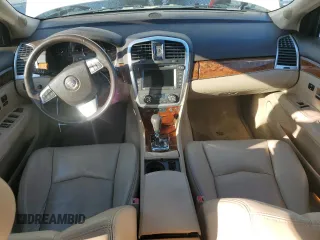 2009 Cadillac SRX RWD z VIN 1GYEE637590113453, wystawiony jako Copart lot #42596675 z przebiegiem 115 118 mil mil oraz Szkoda całkowita • Salvage title. Historia ofert i sprzedaży dostępna na DreamBid. Obrazek 8.