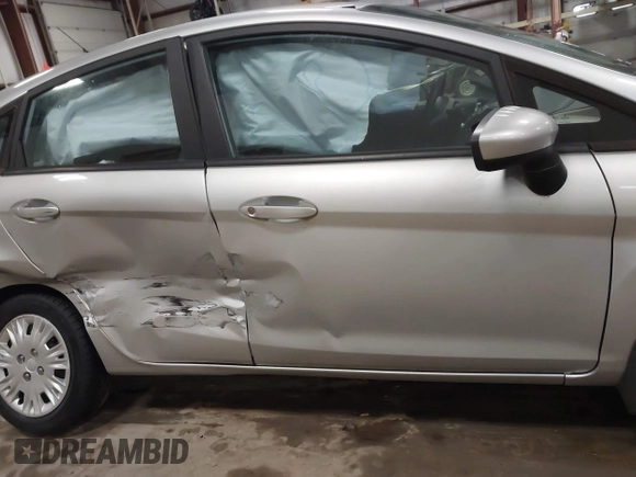 2015 Ford Fiesta S z VIN 3FADP4TJ7FM220448, wystawiony jako IAAI lot #41688114 z przebiegiem 43 779 mil mil oraz . Historia ofert i sprzedaży dostępna na DreamBid. Obrazek 13.