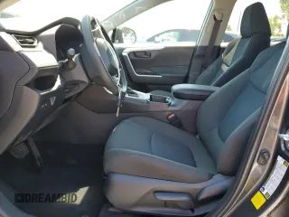 2023 Toyota RAV4 LE z VIN 2T3H1RFV3PC247527, wystawiony jako Copart lot #61924645 z przebiegiem 30 533 mil mil oraz Szkoda całkowita • Salvage title. Historia ofert i sprzedaży dostępna na DreamBid. Obrazek 7.
