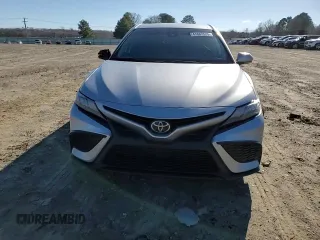 2022 Toyota Camry SE z VIN 4T1G11AK0NU666336, wystawiony jako Copart lot #41667525 z przebiegiem 68 545 mil mil oraz Szkoda całkowita • Salvage title. Historia ofert i sprzedaży dostępna na DreamBid. Obrazek 11.