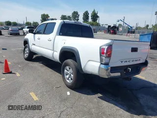 2023 Toyota Tacoma SR5 z VIN 3TMDZ5BN5PM148049, wystawiony jako IAAI lot #41648232 z przebiegiem 22 570 mil mil oraz . Historia ofert i sprzedaży dostępna na DreamBid. Obrazek 3.