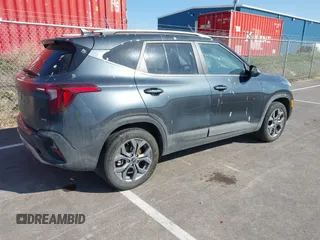 2024 Kia Seltos S z VIN KNDEUCAA1R7606866, wystawiony jako IAAI lot #41860017 z przebiegiem 15 384 mil mil oraz . Historia ofert i sprzedaży dostępna na DreamBid. Obrazek 4.