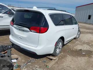 2017 Chrysler Pacifica Touring-L with VIN 2C4RC1BG2HR524640, listed as a IAAI auction lot 41712913 with 174,161 mi miles. Bid and sale history available at carsss.com. Image 4.