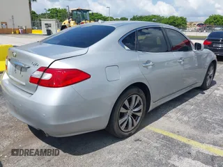 2014 Infiniti Q70 Luxe z VIN JN1BY1AP5EM260464, wystawiony jako IAAI lot #42372872 z przebiegiem 116 756 mil mil oraz . Historia ofert i sprzedaży dostępna na DreamBid. Obrazek 4.