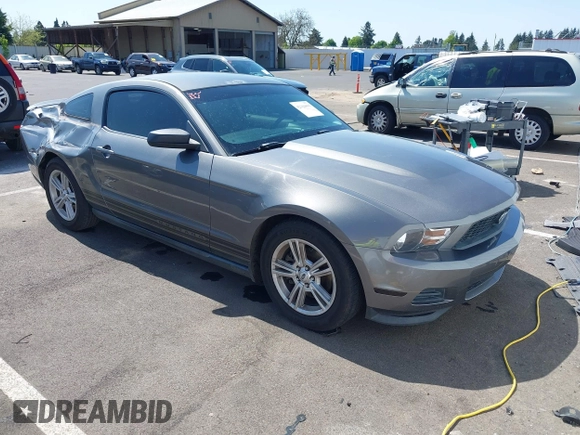 2011 Ford Mustang V6 z VIN 1ZVBP8AMXB5105751, wystawiony jako IAAI lot #42104899 z przebiegiem 70 178 mil mil oraz . Historia ofert i sprzedaży dostępna na DreamBid. Obrazek 1.