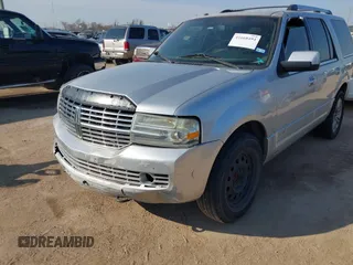 2011 Lincoln Navigator z VIN 5LMJJ2H56BEJ08330, wystawiony jako IAAI lot #41668494 z przebiegiem 266 944 mil mil oraz . Historia ofert i sprzedaży dostępna na DreamBid. Obrazek 6.