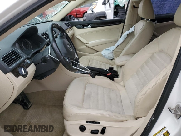 2015 Volkswagen Passat SEL Premium z VIN 1VWCV7A34FC093870, wystawiony jako Copart lot #45587835 z przebiegiem Nie podano mil oraz Szkoda całkowita • Salvage title. Historia ofert i sprzedaży dostępna na DreamBid. Obrazek 7.