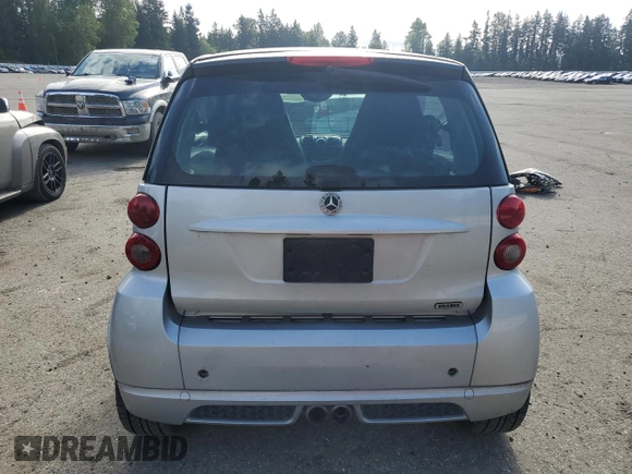 2009 Smart fortwo Pure z VIN WMEEJ31X89K276221, wystawiony jako Copart lot #57912565 z przebiegiem 118 701 mil mil oraz Szkody całkowita. Historia ofert i sprzedaży dostępna na DreamBid. Obrazek 6.