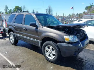 2006 Ford Escape XLT with VIN 1FMCU03116KB57387, listed as a IAAI auction lot 41813041 with 180,417 mi miles. Bid and sale history available at carsss.com. Image 1.