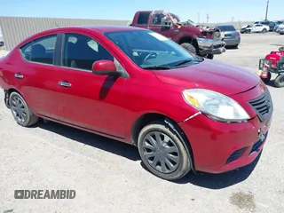 2013 Nissan Versa S Plus z VIN 3N1CN7AP9DL882011, wystawiony jako IAAI lot #42239373 z przebiegiem 210 820 mil mil oraz . Historia ofert i sprzedaży dostępna na DreamBid. Obrazek 1.