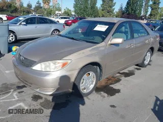 2002 Toyota Camry XLE z VIN 4T1BF32KX2U034414, wystawiony jako IAAI lot #42281225 z przebiegiem 141 434 mil mil oraz . Historia ofert i sprzedaży dostępna na DreamBid. Obrazek 2.