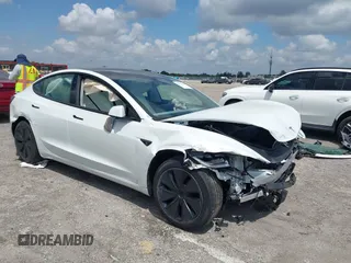 2025 Tesla Model 3 Long Range z VIN 5YJ3E1EA7SF903675, wystawiony jako IAAI lot #42056122 z przebiegiem 2 564 mil mil oraz . Historia ofert i sprzedaży dostępna na DreamBid. Obrazek 1.