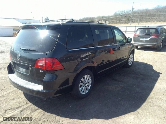 2014 Volkswagen Routan SE w/RSE & Navigation with VIN 2C4RVABG3ER134698, listed as a IAAI auction lot 41796736 with 110,282 mi miles. Bid and sale history available at carsss.com. Image 4.