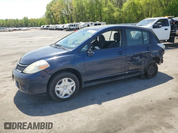 2008 Nissan Versa S z VIN 3N1BC13E48L464200, wystawiony jako Copart lot #55180675 z przebiegiem 90 854 mil mil oraz Szkoda całkowita • Salvage title. Historia ofert i sprzedaży dostępna na DreamBid. Obrazek 1.