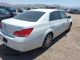 2005 Toyota Avalon XL z VIN 4T1BK36BX5U025674, wystawiony jako IAAI lot #42283773 z przebiegiem 169 604 mil mil oraz . Historia ofert i sprzedaży dostępna na DreamBid. Obrazek 4.