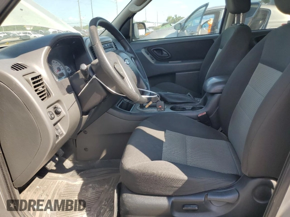 2007 Ford Escape XLT with VIN 1FMYU03137KB70360, listed as a Copart auction lot 70698654 with 114,353 mi miles and Non Repairable. Bid and sale history available at carsss.com. Image 7.