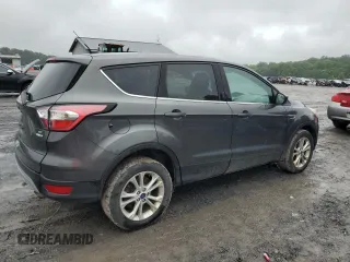 2017 Ford Escape SE z VIN 1FMCU9GD4HUE68604, wystawiony jako Copart lot #61170775 z przebiegiem 152 286 mil mil oraz Czysty tytuł • Clean title. Historia ofert i sprzedaży dostępna na DreamBid. Obrazek 3.