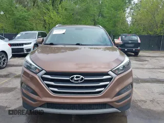2017 Hyundai Tucson Value z VIN KM8J33A29HU389413, wystawiony jako IAAI lot #42098242 z przebiegiem 98 738 mil mil oraz . Historia ofert i sprzedaży dostępna na DreamBid. Obrazek 12.