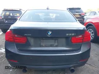 2013 BMW 3 Series 335i xDrive z VIN WBA3B9C55DF586231, wystawiony jako IAAI lot #41302520 z przebiegiem 123 173 mil mil oraz . Historia ofert i sprzedaży dostępna na DreamBid. Obrazek 17.