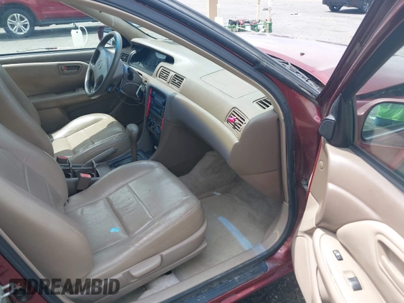 2000 Toyota Camry CE z VIN JT2BG22K3Y0521541, wystawiony jako IAAI lot #42074772 z przebiegiem 144 587 mil mil oraz . Historia ofert i sprzedaży dostępna na DreamBid. Obrazek 5.