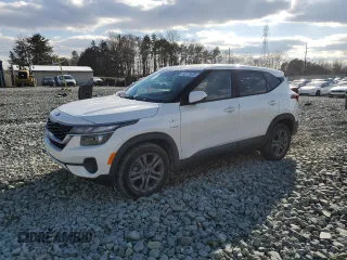 2021 Kia Seltos LX z VIN KNDEPCAA4M7045353, wystawiony jako Copart lot #46175425 z przebiegiem 28 762 mil mil oraz Szkoda całkowita • Salvage title. Historia ofert i sprzedaży dostępna na DreamBid. Obrazek 1.