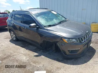2018 Jeep Compass Latitude z VIN 3C4NJDBB7JT103901, wystawiony jako IAAI lot #42358749 z przebiegiem 91 083 mil mil oraz . Historia ofert i sprzedaży dostępna na DreamBid. Obrazek 1.