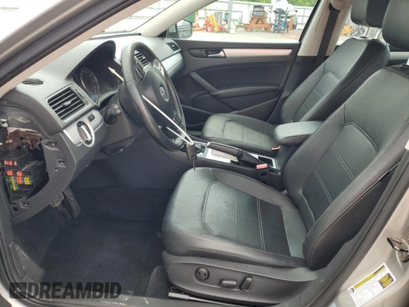 2012 Volkswagen Passat SE с VIN 1VWBH7A31CC107383, выставлен на аукционе Copart как лот 54706945 с пробегом 82 227 миль миль и Списание • Salvage title. История ставок и продаж доступна на DreamBid. Изображение 7.