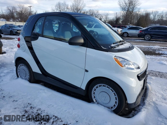 2015 Smart fortwo Passion z VIN WMEEJ3BA8FK797266, wystawiony jako Copart lot #44854795 z przebiegiem 18 581 mil mil oraz Czysty tytuł • Clean title. Historia ofert i sprzedaży dostępna na DreamBid. Obrazek 4.