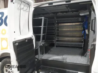 2025 GMC Savana Cargo z VIN 1GTW7AFP7S1140785, wystawiony jako IAAI lot #42340032 z przebiegiem 585 mil mil oraz . Historia ofert i sprzedaży dostępna na DreamBid. Obrazek 8.