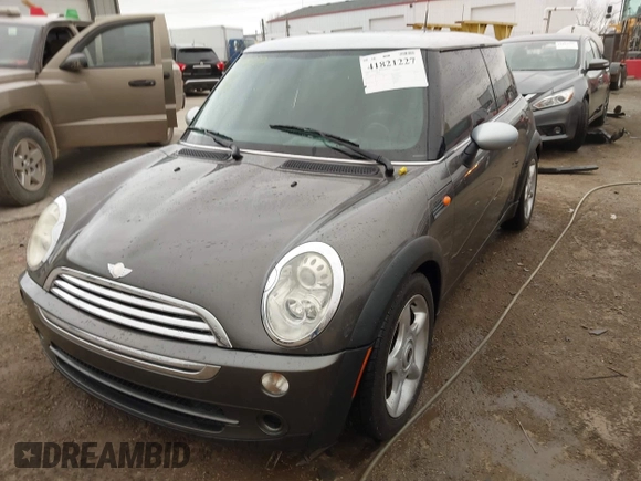2006 MINI Hardtop z VIN WMWRC33506TK71183, wystawiony jako IAAI lot #41821227 z przebiegiem 87 958 mil mil oraz . Historia ofert i sprzedaży dostępna na DreamBid. Obrazek 6.