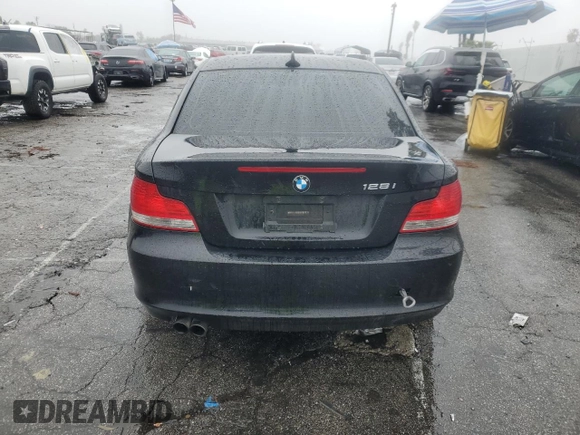 2011 BMW 1 Series 128i z VIN WBAUP9C56BVL89657, wystawiony jako Copart lot #45222005 z przebiegiem 164 686 mil mil oraz Szkody całkowita. Historia ofert i sprzedaży dostępna na DreamBid. Obrazek 6.