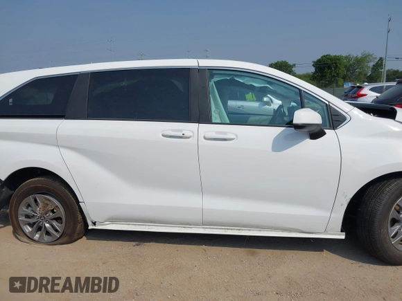 2025 Toyota Sienna LE z VIN 5TDKRKEC8SS245934, wystawiony jako IAAI lot #42274195 z przebiegiem 4 933 mil mil oraz . Historia ofert i sprzedaży dostępna na DreamBid. Obrazek 14.