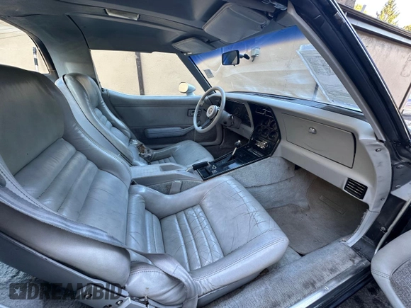 1982 Chevrolet Corvette z VIN 1G1AY8789C5101514, wystawiony jako Copart lot #87106344 z przebiegiem 3 012 mil mil oraz Czysty tytuł • Clean title. Historia ofert i sprzedaży dostępna na DreamBid. Obrazek 5.