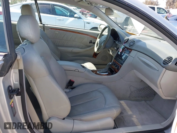 2005 Mercedes-Benz CLK 320 z VIN WDBTJ65J35F145745, wystawiony jako IAAI lot #42004415 z przebiegiem 189 275 mil mil oraz . Historia ofert i sprzedaży dostępna na DreamBid. Obrazek 5.