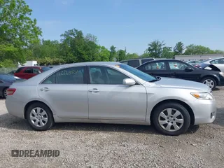2011 Toyota Camry LE z VIN 4T1BF3EKXBU607307, wystawiony jako IAAI lot #42269501 z przebiegiem 153 051 mil mil oraz . Historia ofert i sprzedaży dostępna na DreamBid. Obrazek 12.